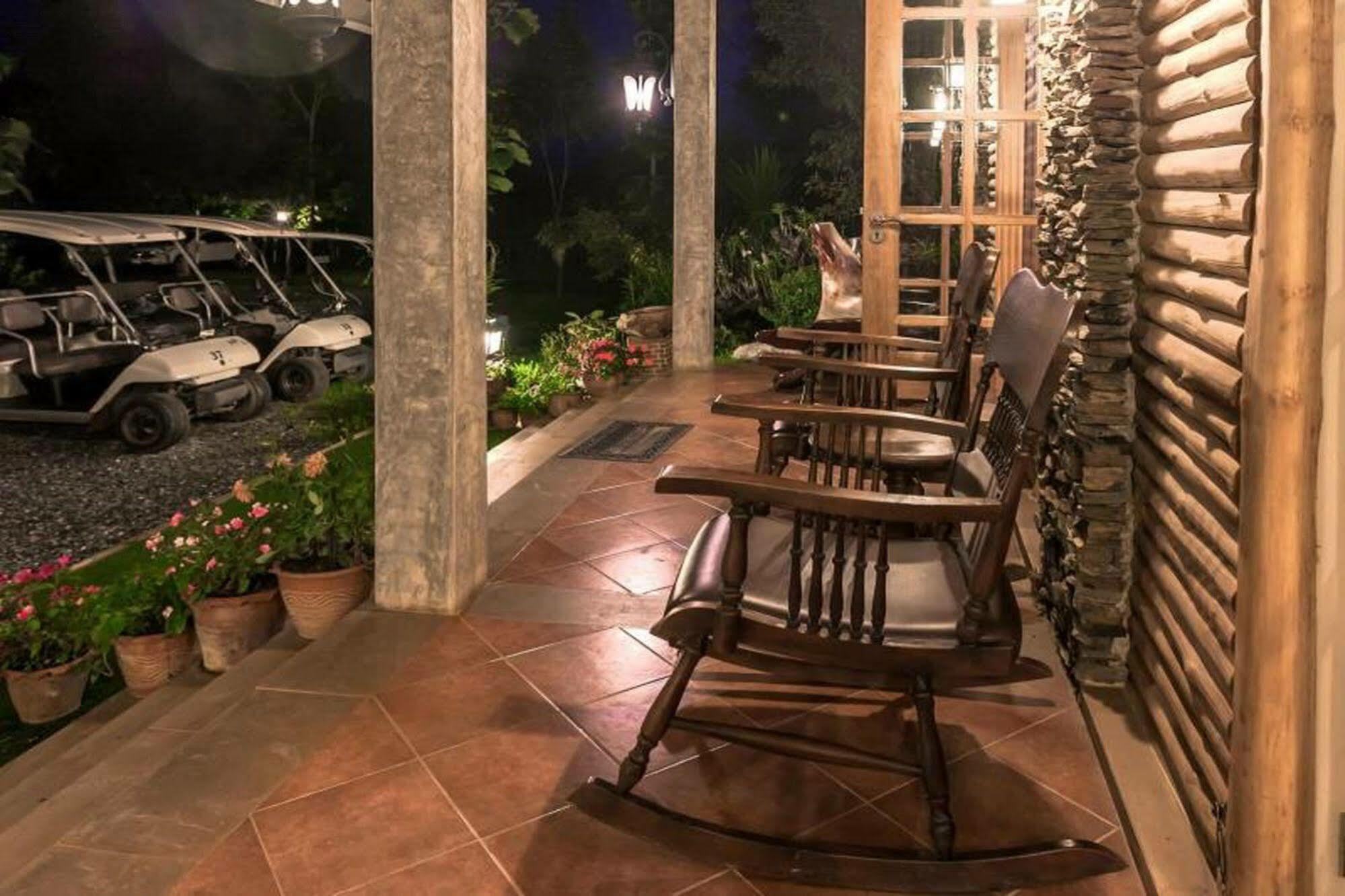 Phukumhom Khao Yai Hotel Wangkata Bagian luar foto