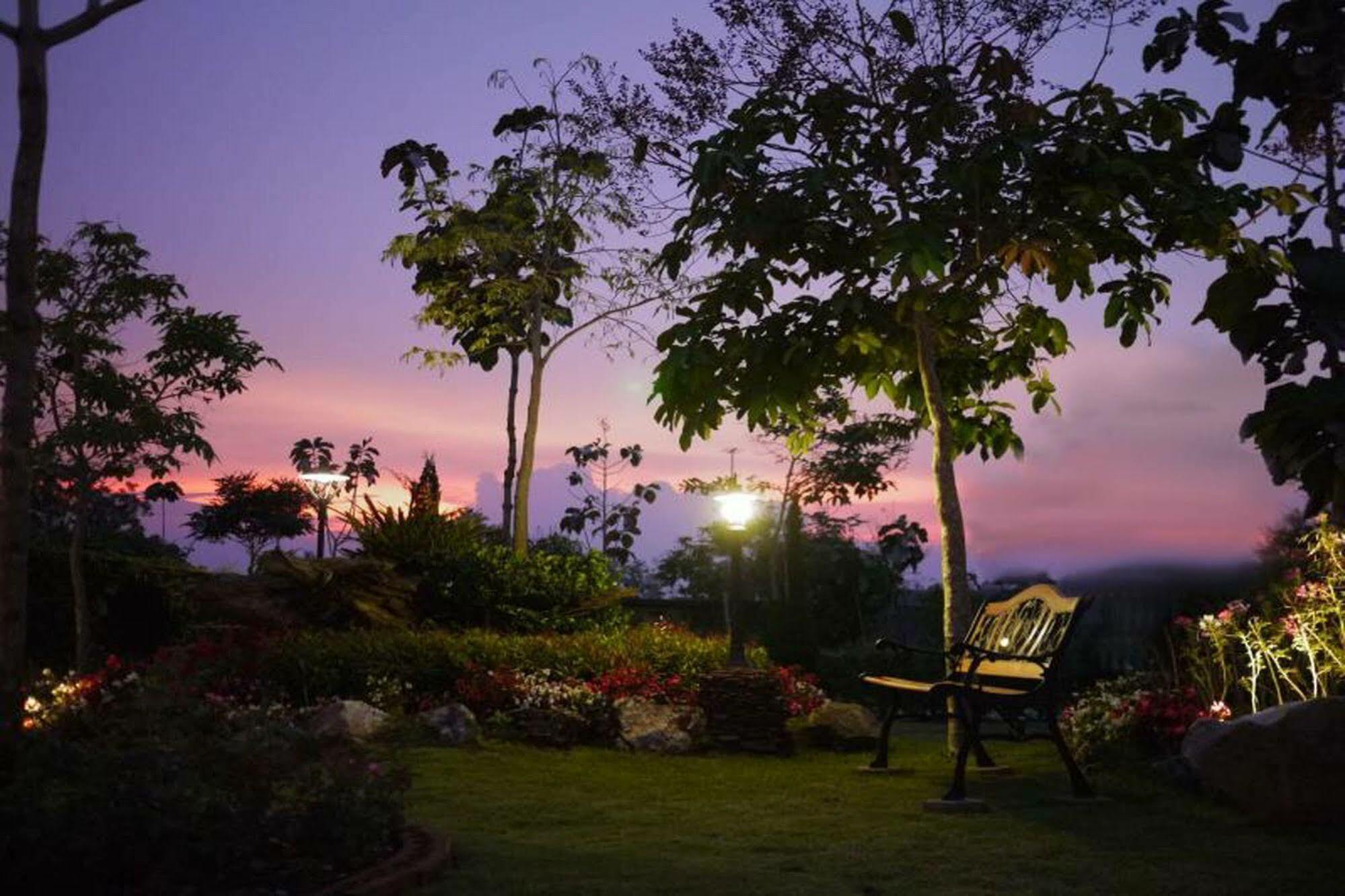 Phukumhom Khao Yai Hotel Wangkata Bagian luar foto